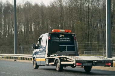 16.04.2023 Polonya, Avrupa. Boş bir kamyon otobanda gidiyor..
