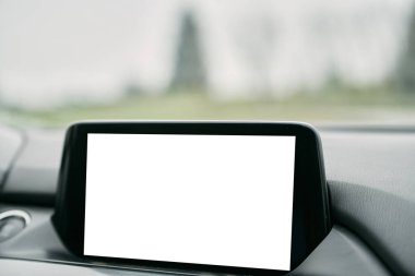 Telefon, müzik ve navigasyon modeliyle modern araba bilgi işleme sistemi. Arabanın içindeki boş ekranı kapat.