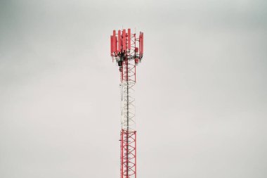 Cep telefonu LTE ve gökyüzü arkaplanı olan 5g kulesi
