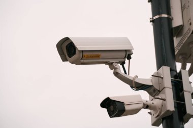 Beyaz güvenlik kamerası. CCTV güvenlik kamerası.
