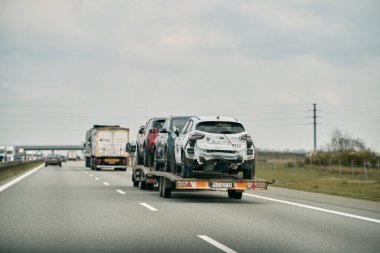 17.04.2023. Polonya Avrupa 'da ağır hasar gören araçlar bir çekici tarafından çekiliyor.