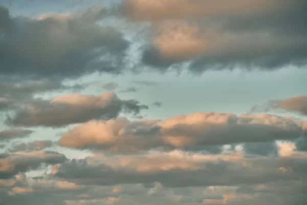 Der Sonnenaufgang Ist Mit Wolken Verschiedenen Formen Dekoriert — Stockfoto