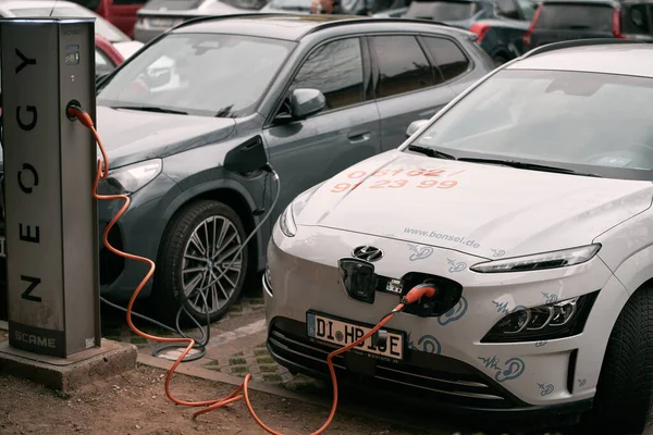 12.04.2023 İtalya, Avrupa. Avrupa 'da bir elektrikli araba şarj istasyonunun yakın çekimi. İstasyonun iki şarj limanı var. Modern elektrikli arabalar yükleniyor..