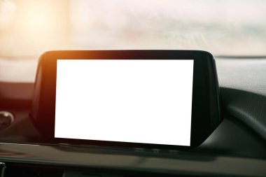 Navigatörlü araç konsolu. Infotainment sistemi boş ekran. Arabanın içi.