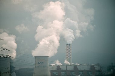 Bogatynia, Polonya, Avrupa - 8 Nisan 2023: Bogatynia 'daki Turow PGE maden ve enerji santrali. İçinden duman çıkan iki büyük beton soğutma kulesi. Kömür santrali.