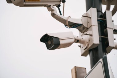 Beyaz güvenlik kamerası. CCTV güvenlik kamerası.