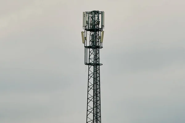 Una Torre Telefonía Celular Con Cielo Oscuro Detrás —  Fotos de Stock