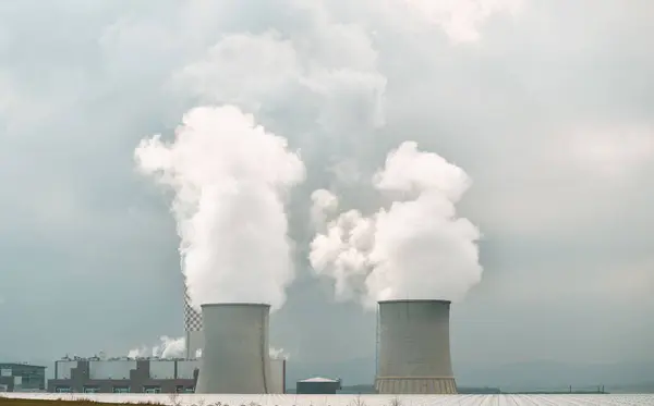 Tweeling Nucleaire Energie Stapels Stijgen Boven Een Energiecentrale Europa — Stockfoto