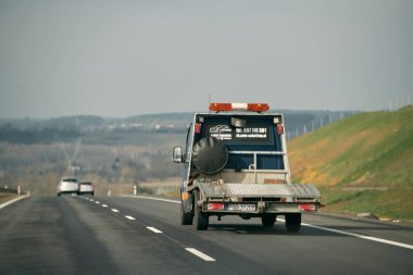 27.04.2023 Almanya, Avrupa. Boş, düz konteynır taşıyıcı kamyon. Boş araba taşıyıcısı ve yassı kamyonet ulusal bir yolda ilerliyor.