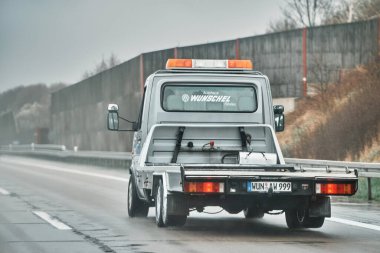 27.04.2023 Almanya, Avrupa. Boş, düz konteynır taşıyıcı kamyon. Boş araba taşıyıcısı ve yassı kamyonet ulusal bir yolda ilerliyor.