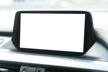 Telefon, müzik ve navigasyon modeliyle modern araba bilgi işleme sistemi. Arabanın içindeki boş ekranı kapat.