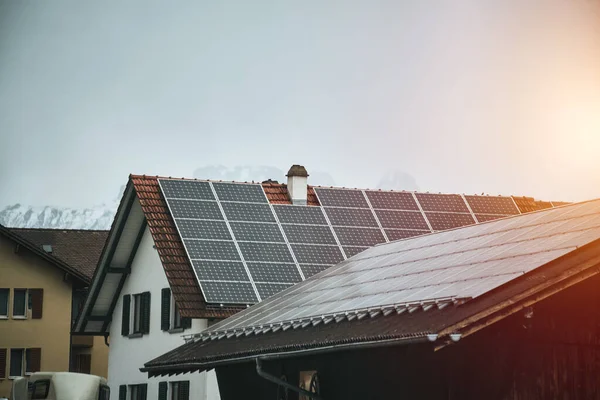 Fotovoltaïsche Panelen Het Dak Concept Van Een Duurzame Toekomst — Stockfoto