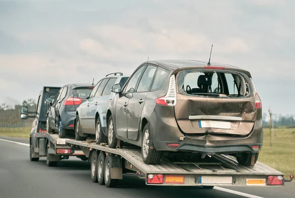 Slepebil Med Ødelagt Bil Landevei Lastebil Som Transporterer Bil Motorveien – stockfoto
