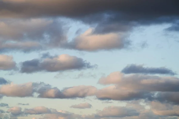 Gün Batımında Gökyüzü Çeşitli Şekillerde Bulutlarla Süslenir — Stok fotoğraf