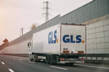 16.04.2023 Polonya, Avrupa. Otoyolda GLS logo konteynır karavanı olan bir kamyon. GLS kamyonu otoyolda.