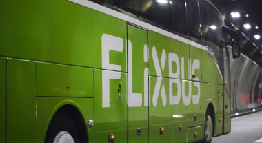14.04.2023 Avrupa, İsviçre: Otoyoldaki Flixbus otobüsü. Flixbus tüm Avrupa hedeflerine giden şehirlerarası otobüs markası.
