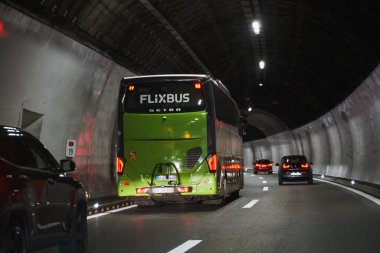 Avrupa, İsviçre - 14.04.2023: Alps dağlarının altındaki tünelde bir Flixbus otobüsü. Flixbus, Almanya 'da Avrupa ülkeleri ve ABD' de hizmet sunan bir markadır..