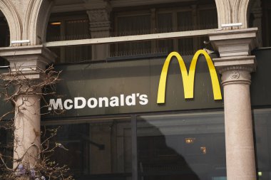 14.04.2023 Avrupa İsviçre. McDonald 's turizm merkezinde. McDonalds bir Amerikan hamburgeri ve fast-food restoran zinciri..