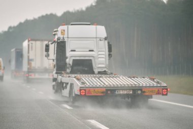 09.04.2023 Polonya, Avrupa. Karayolunda taşımak için kurtarma kamyonu. Çekici yolda..