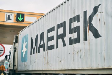 16.04.2023 Almanya, Avrupa. Maersk deniz konteynırı taşıyan bir kamyon. Danimarka, Kopenhag merkezli Maersk şirketi dünyanın en büyük konteyner gemisi operatörüdür.