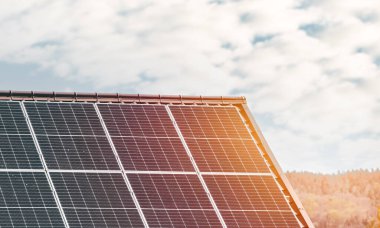 Çatıdaki güneş panelleri. Kırsal bölgelerde ve kırsal bölgelerde sürdürülebilir bir gelecek için fotovoltaik kullanma kavramı. Alternatif elektrik kaynağı olan modern bir ev..