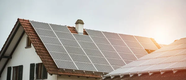 Çatıdaki fotovoltaik paneller. Sürdürülebilir gelecek kavramı.
