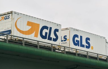 16.04.2023 Polonya, Avrupa. Otoyolda GLS logo konteynır karavanı olan bir kamyon. GLS kamyonu otoyolda.