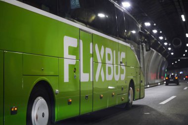 Avrupa, İsviçre - 14.04.2023: Alps dağlarının altındaki tünelde bir Flixbus otobüsü. Flixbus, Almanya 'da Avrupa ülkeleri ve ABD' de hizmet sunan bir markadır..