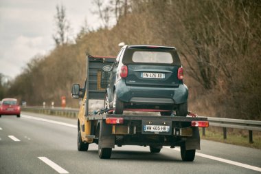 12.04.2023 Almanya, Avrupa. Yolda çekilen bir kamyon. Yol kenarı yardım kavramı.