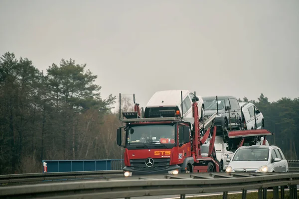 2023 Europa Polen Auto Carrier Trailer Vervoert Auto Een Snelweg — Stockfoto