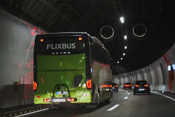 Europa Suiza 2023 Autobús Flixbus Túnel Bajo Las Montañas Los — Foto de Stock