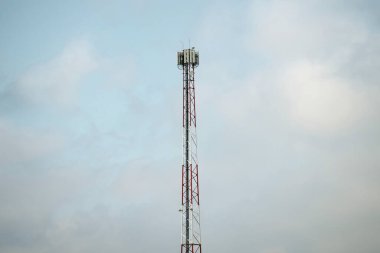 Arkasında karanlık bir gökyüzü olan bir baz istasyonu..