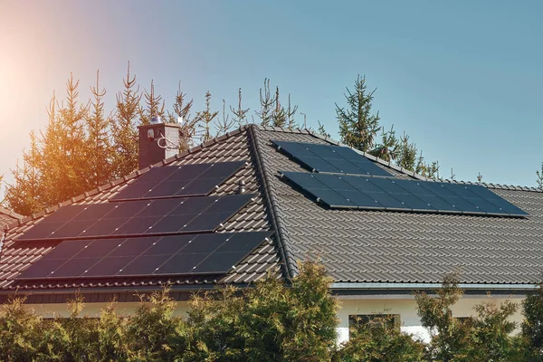 Painéis Solares Telhado Conceito Utilização Energia Fotovoltaica Zonas Rurais Rurais — Fotografia de Stock