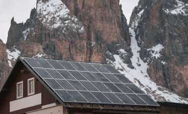 güneş fotovoltaik sistemi. PV güneş ışığını doğrudan elektriğe dönüştürür. Güneş pilleri. Açık havada güneş panelleri olan güzel bir ev. Kiralık emlak.