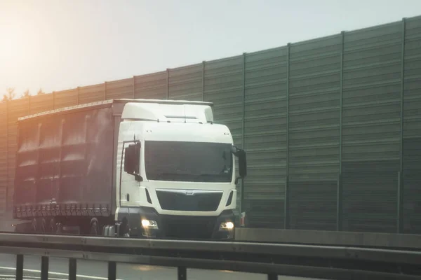 Vrachtwagen Met Container Snelweg Vrachtvervoer Concept Een Grote Vrachtwagen Beweegt — Stockfoto
