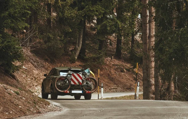 Crossover Suv Auto Con Due Mountain Bike Caricato Rack — Foto Stock