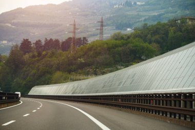 İtalyan otobanındaki güneş modülleri. Solar Highways otoyol boyunca bir gürültü engeli.