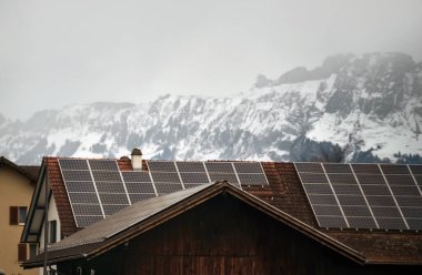 güneş fotovoltaik sistemi. PV güneş ışığını doğrudan elektriğe dönüştürür. Güneş pilleri. Açık havada güneş panelleri olan güzel bir ev. Kiralık emlak.