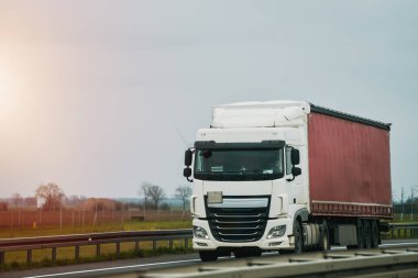 Büyük bir kamyon nakliye şirketinin otoyol konseptine giriyor. Hareket eden bir Avrupa yarı kamyonuyla manzara