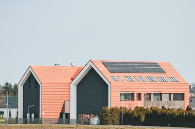 Dış görünüşü ve dış görünüşü modern ahır evi. Çevre dostu ev kavramı. Ormanda İskandinav tarzı Barnhouse.