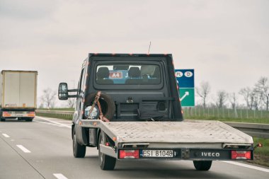 27.04.2023 Almanya, Avrupa. Boş, düz konteynır taşıyıcı kamyon. Boş araba taşıyıcısı ve yassı kamyonet ulusal bir yolda ilerliyor.