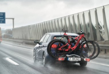 15.04.2023 Almanya, Avrupa Araba bisiklet taşıyor. Otoyol boyunca bisikletli bir taşıma aracı kullanılarak arkadan tutulan birkaç motosikletle seyahat eden bir araç. Bisikletli bir araç.