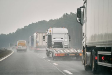 09.04.2023 Polonya, Avrupa. Karayolunda taşımak için kurtarma kamyonu. Çekici yolda..