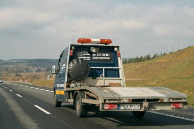 12.04.2023 Almanya, Avrupa. Yolda çekilen bir kamyon. Yol kenarı yardım kavramı.