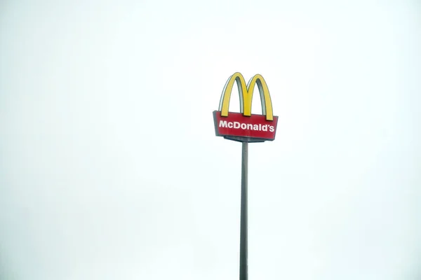 2023 Polonya Avrupa Otobanda Mcdonald Logosu Var Fast Food Şirketi — Stok fotoğraf