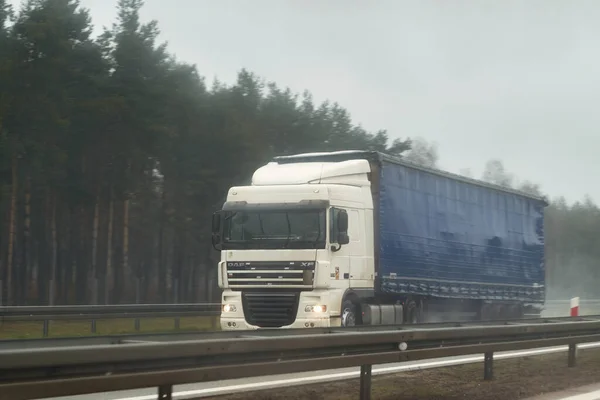 2023 Polen Europa Vrachtwagen Met Container Snelweg Vrachtvervoer Concept Een — Stockfoto