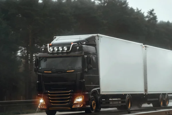 Vrachtwagen Met Container Snelweg Vrachtvervoer Concept Een Grote Vrachtwagen Beweegt — Stockfoto