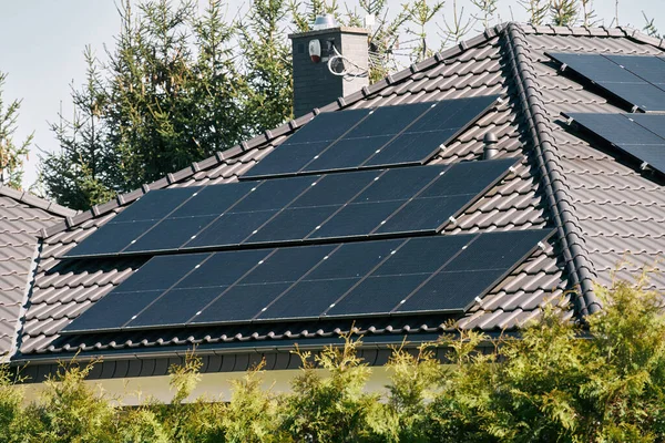 Concepto Futuro Sostenible Empresa Instalación Techo Solar Paneles Solares Fotovoltaicos —  Fotos de Stock