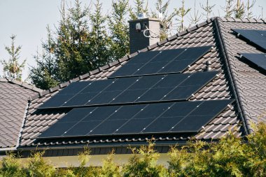 güneş fotovoltaik sistemi. PV güneş ışığını doğrudan elektriğe dönüştürür. Güneş pilleri. Açık havada güneş panelleri olan güzel bir ev. Kiralık emlak.
