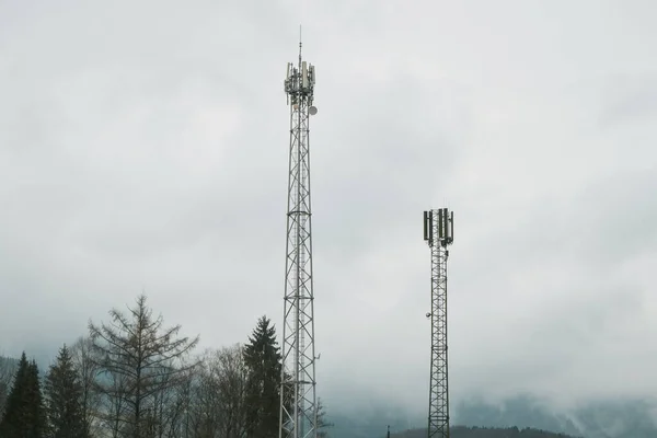 Een Mobiele Telefoon Toren Een Veld Met Bomen Achtergrond — Stockfoto